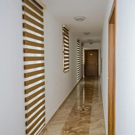 Boutique Versis Aparthotel 5*