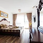 Boutique Versis Aparthotel 5*